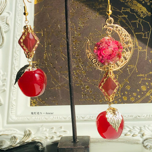 夜の魔術部　赤の女王のピアス　イヤリング　  ハート　黒薔薇　薔薇 夜の魔術部 赤の女王のピアス イヤリング ハート 黒薔薇 薔薇 - メルカリ