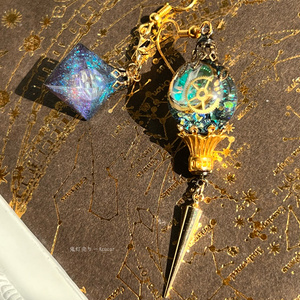 魔法使いの夜三日月ランタンとシリウス宇宙ピアス　イヤリング スチームパンク球体　宇宙　蓄光レジン メンズアクセサリーにも★