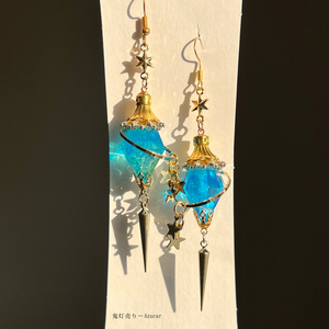 蓄光蒼魔法ランタンの星ピアス　イヤリング スチームパンク球体　宇宙　レジン メンズアクセサリーにも★