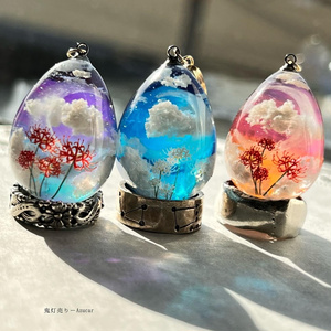 夜に咲く白彼岸花の蓄光雲レジンネックレス たまご型　蓄光三日月 ※こちらはお写真真ん中の白彼岸花versionのみになります☆
