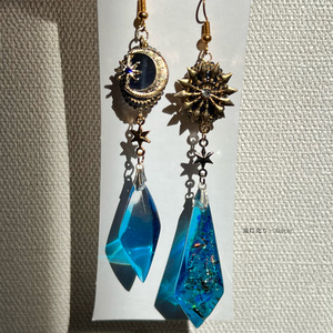 雪の結晶ペンデュラムと三日月鉱物ピアス　イヤリング★琉球ガラス入り シャンデリア レジン鉱石 