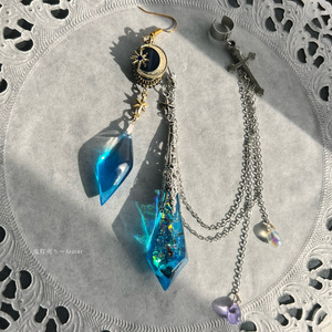 三日月と星から零れ落ちるペンデュラムのイヤーカフ 鉱物レジンのピアス　イヤリング★琉球ガラス入り