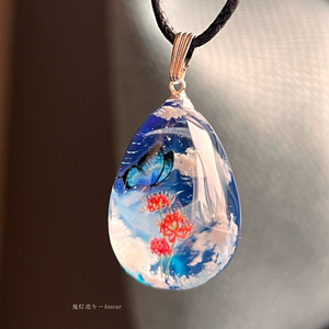 夜空に紅彼岸花と蝶々の蓄光雲レジンネックレス たまご型　蓄光三日月