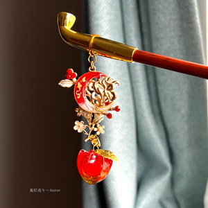 九尾狐の紅鬼灯のキセルかんざし　紅彼岸花柄の九尾狐とディップアート調鬼灯と淡水パール付き★<蓄光ホタルガラス> 着物や浴衣、袴などセレモニー、成人式、イベントやコスプレ、ディスプレイなどにも☆
