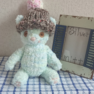 【おうちが決まりました】ニット帽のあみぐるみクマさん