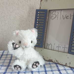 【おうちが決まりました】白い小さなおおかみのぬいぐるみ