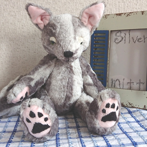 【おうちが決まりました】眠たげまぶたのオオカミさん