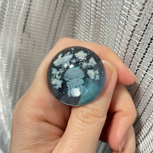空に浮かぶクラゲ