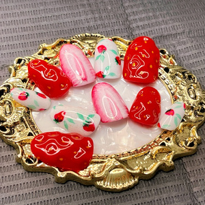 リアルな苺のネイルチップ🍓