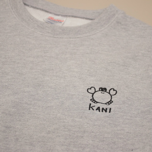 カニの刺繍トレーナー｜グレー
