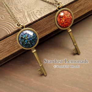 蓄光懐中時計、アクアマリン色の光を集めて。月の満ち欠け(宇宙フロー