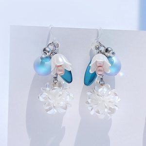 しろの花とあおのピアス(イヤリング)