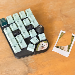 新発売！Cintiq Pro 24用 傾斜角可変スタンド 最大75度 キーボード下