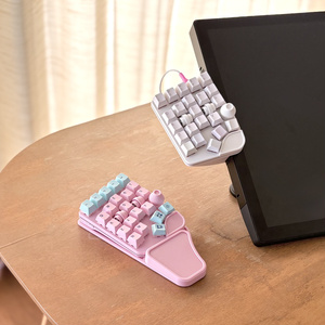 新発売！Cintiq Pro 24用 傾斜角可変スタンド 最大75度 キーボード下