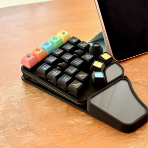 Cintiq Pro 24用 傾斜角可変スタンド 25度～45度 キーボード下置き型