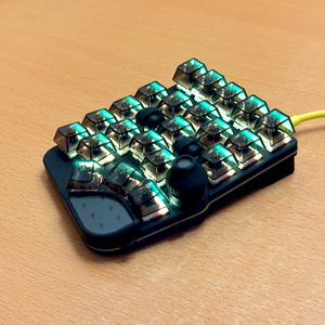 Cintiq Pro 24用 傾斜角可変スタンド 25度～45度 キーボード下置き型