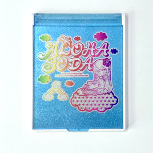 ラメ入りスタンドミラー「ALOHA SODA」（イラスト：寺田てら）