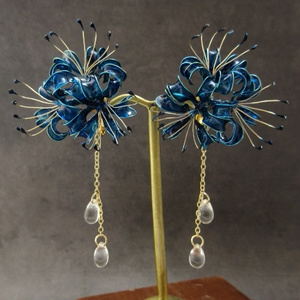 青と紅彼岸花柄の狐面と鬼灯のピアス　イヤリングチャイナドレス　和風アクセサリー 彼岸花柄の白狐面と鬼灯と蓮の和風ピアス イヤリングの通販 by