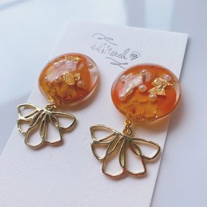 華やぐ赤と黄色の薔薇のピアス/イヤリング