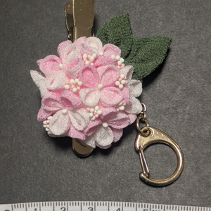 つまみ細工の紫陽花のキークリップ(ピンク)