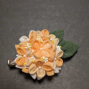 つまみ細工の紫陽花のコサージュピン(オレンジ)