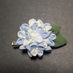 つまみ細工の紫陽花のコサージュピン(水色)