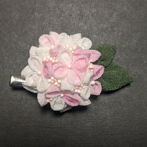 つまみ細工の紫陽花のコサージュピン(ピンク)