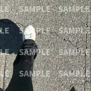 【動画素材No.50】歩く足元