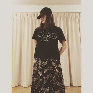 「AKA」Tシャツ