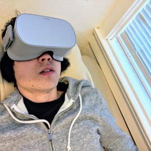 寝転んでNetflixを観ると、 VRの未来が見える