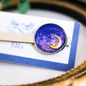 【成人式やプレゼントに】夜空に浮かぶ三日月のネクタイピン　ロイヤルブルー×オーロラ　シルバー金具
