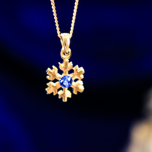 【クリスマスプレゼントに】雪の結晶ネックレス　サファイア　金具の色が選べます