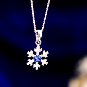 【クリスマスプレゼントに】雪の結晶ネックレス　サファイア　金具の色が選べます