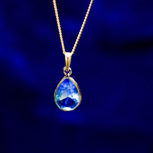 グラデーションクリスタルガラスのしずく型ネックレス　ブルー×アクア　ゴールド金具