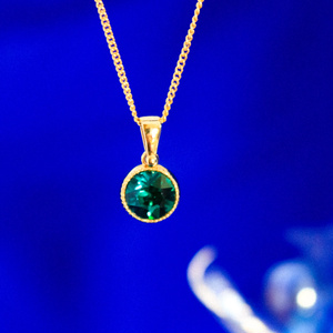 ＊シンプルなまるいクリスタルガラスのネックレス　エメラルド＊金具の色が選べます