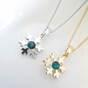 【プレゼントにも】雪の結晶ネックレス　エメラルドカラー　金具の色が選べます