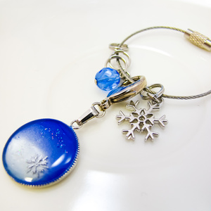 冬の澄んだ雪景色のバックチャーム　ブルー×ホワイトパール　シルバー金具