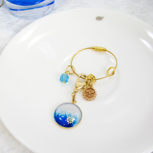 晴れた早朝の雪景色のバックチャーム　ホワイト×オーシャンブルー　ゴールド金具