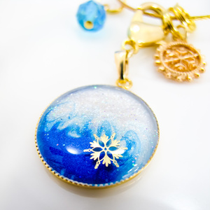 晴れた早朝の雪景色のバックチャーム　ホワイト×オーシャンブルー　ゴールド金具