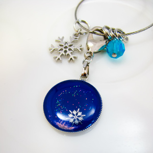 夜明けの雪景色のバックチャーム　ロイヤルブルー×オーロラ　シルバー金具