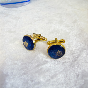 深夜の雪のカフスボタン　ロイヤルブルー×ブルーラメ　ゴールド金具