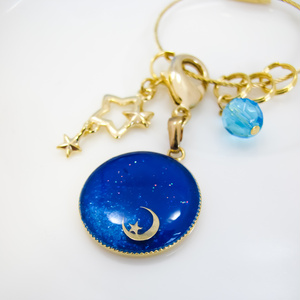 真昼の三日月バックチャーム　カプリブルー×シアンラメ　ゴールド金具