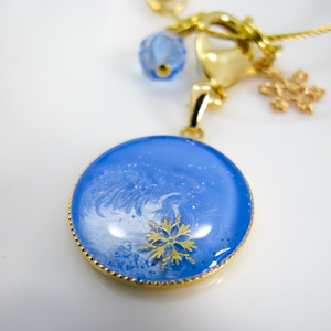 早朝の雪のバックチャーム　スカイブルー×ホワイトメタル　ゴールド金具
