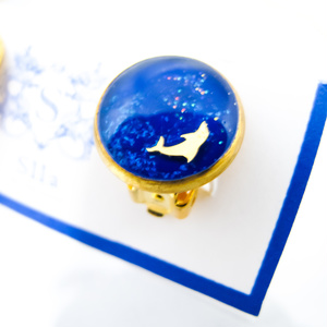 ちいさなまるい　いるかのイヤリング　カプリブルー×シアンラメ　クリップ蝶バネ式