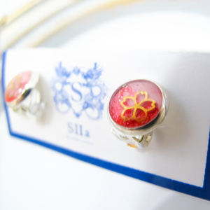 ちいさなまるい 金の桜のイヤリング 桜色×マゼンダ 蝶バネ式 シルバー金具