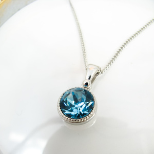＊シンプルなまるいスワロフスキーネックレス　アクアマリン＊　金具の色が選べます