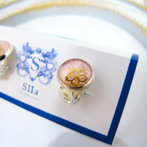 ちいさなまるい　金の桜のイヤリング　パステルピンク　蝶バネ式　シルバー金具