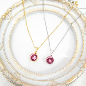 ＊シンプルなまるいクリスタルガラスのネックレス　ローズ＊　金具の色が選べます