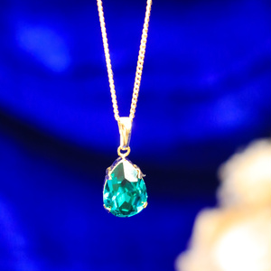 ＊しずくカットのクリスタルガラスネックレス　エメラルド＊金具の色が選べます