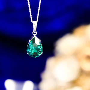 ＊しずくカットのクリスタルガラスネックレス　エメラルド＊金具の色が選べます